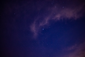 紫色夜空繁星点点摄影图片